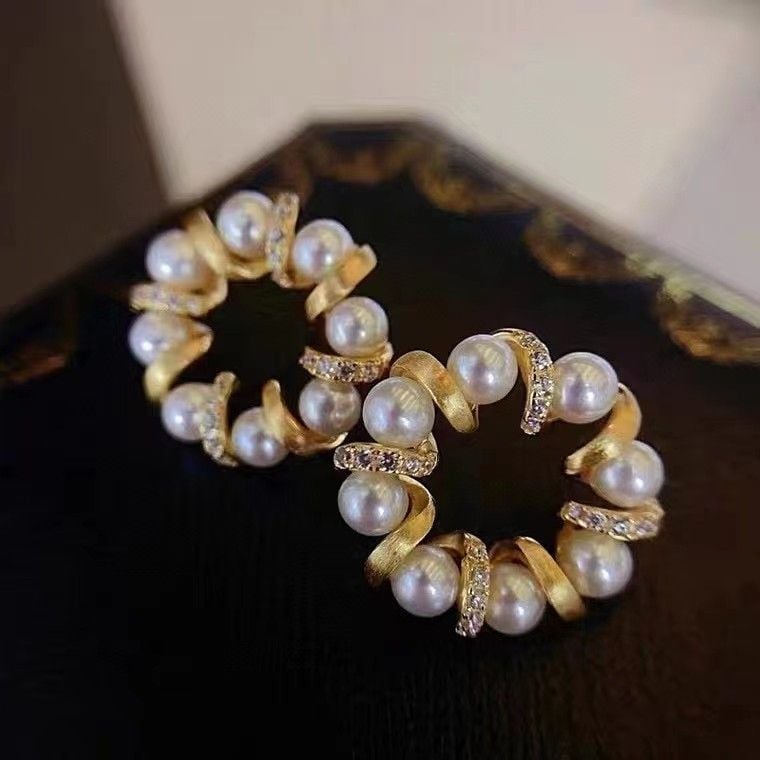 Bông tai Ngọc Trai Hạt Tròn Đính Vòng Kim Sang Trọng MADAME HIEN PEARLS Cho Nữ BTT096