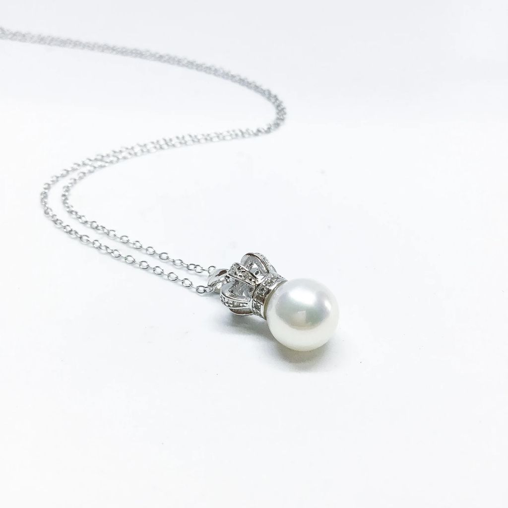 Dây Chuyền Mặt Ngọc Trai Tự Nhiên Hạt Trắng Tròn 10-11mm Mặt Vương Miện Sang Trọng MADAME HIEN PEARLS MT032