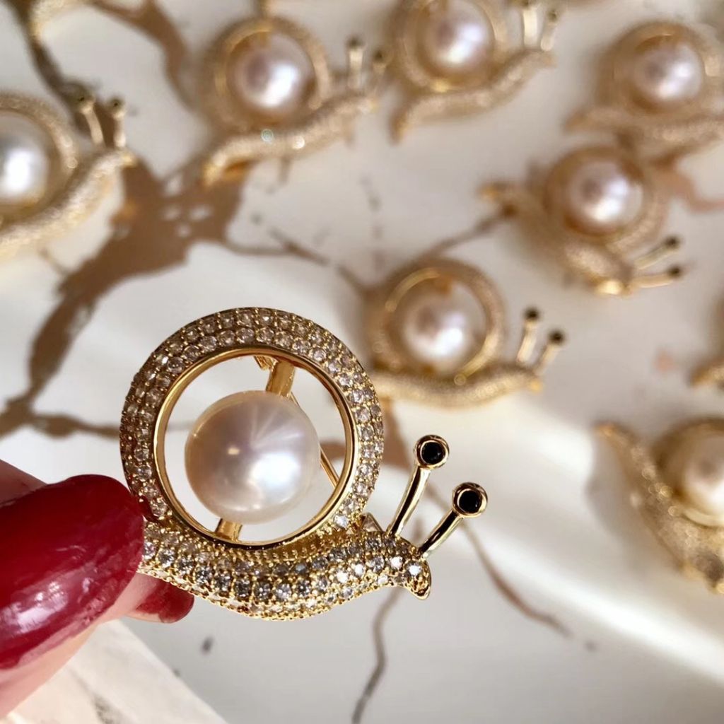 Trâm Cài Áo Hình Ốc Sên May Mắn Ghim Áo Đính Ngọc Trai Tự Nhiên MADAME HIEN PEARLS PKC011