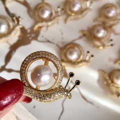 Trâm Cài Áo Hình Ốc Sên May Mắn Ghim Áo Đính Ngọc Trai Tự Nhiên MADAME HIEN PEARLS PKC011