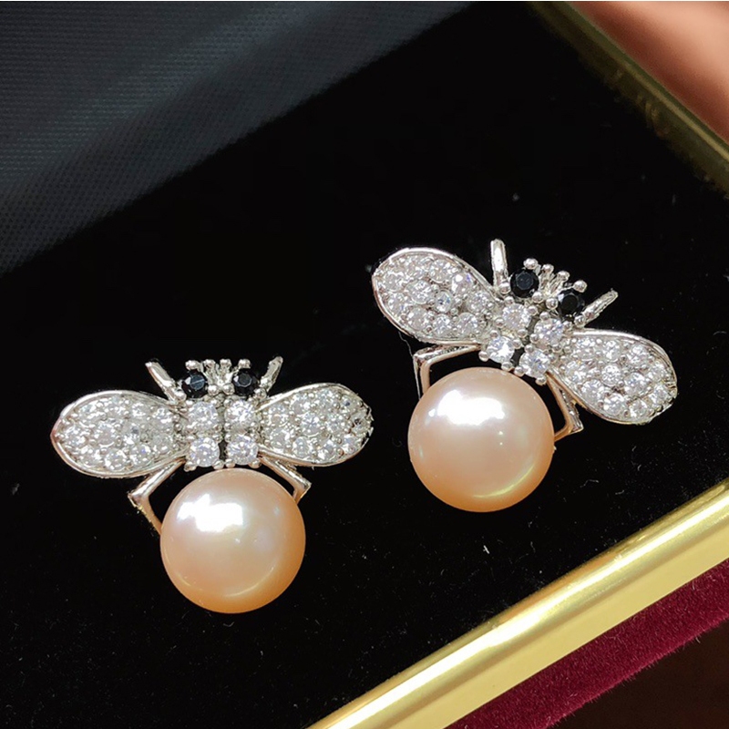 Bông Tai Ngọc Trai Nước Ngọt Tự Nhiên Dáng Ong Hồng Phớt Độc Đáo, Ấn Tượng MADAME HIEN PEARLS BTN126H