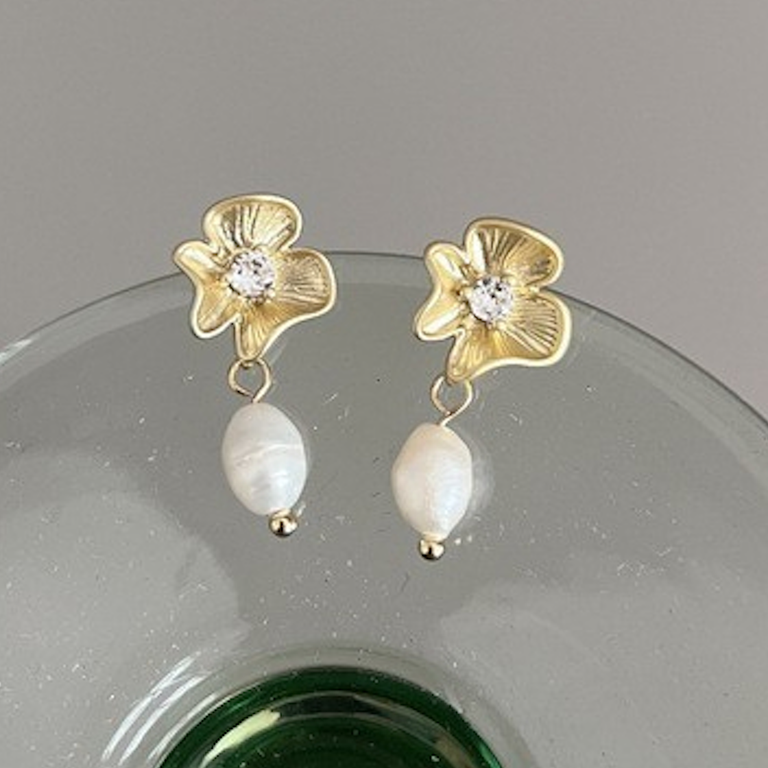 Bông Tai Ngọc Trai Tự Nhiên Tua Rua Mặt Hoa Hồng Mạ Vàng 3D Lạ Mắt Cá Tính MADAME HIEN PEARLS BTG149