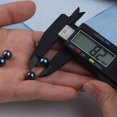 Hạt Ngọc Trai Đen Tròn Màu Tahiti 8-10mm Bóng Đẹp AAA Làm Phụ Kiện Trang Sức MADAME HIEN PEARLS HT015