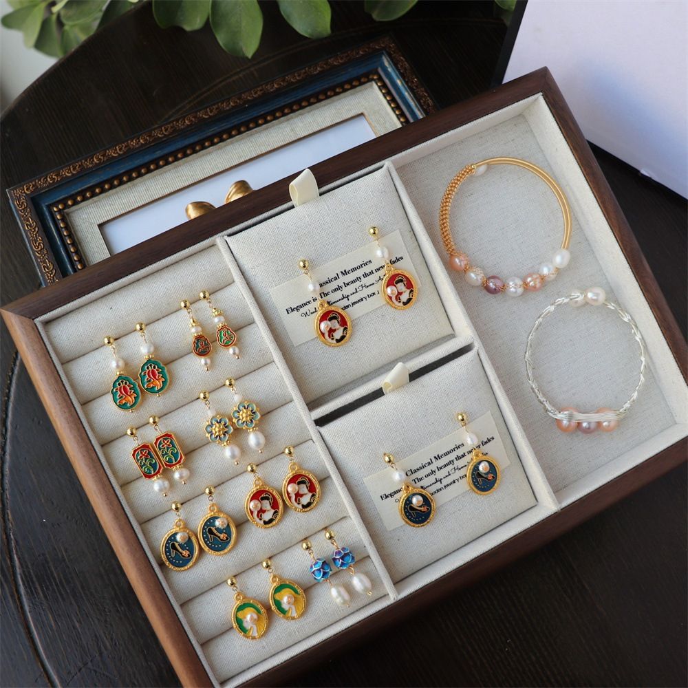 Bông Tai Ngọc Trai Tự Nhiên Tua Rua 2 Mặt Gót Giày Và Nữ Hoàng Cổ Điển Sang Trọng MADAME HIEN PEARLS BTG145