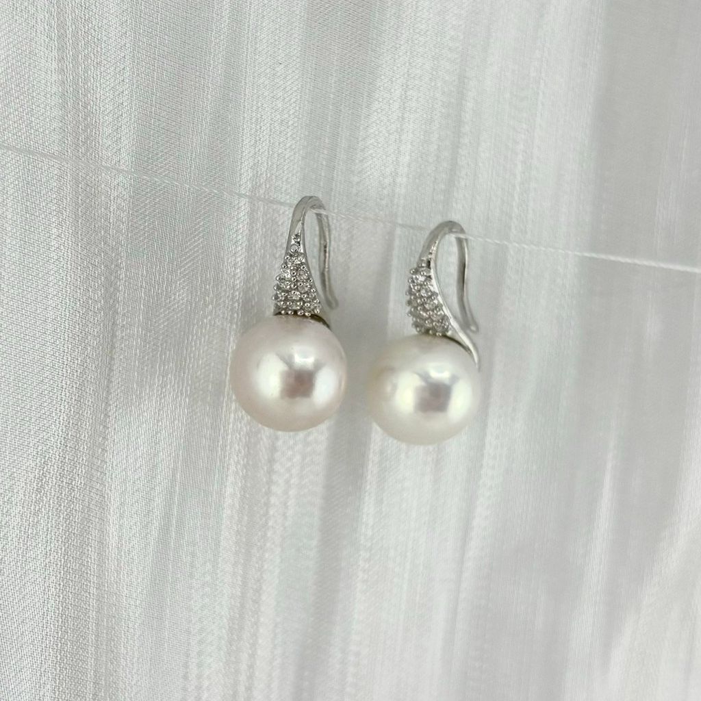 Bông Tai Bạc s925 Gót Giày Mạ Vàng Ý Đính Ngọc Trai Trắng 10mm Hạt Tròn Đẹp Grade AAA Mặt Móc Câu MADAME HIEN PEARLS BMVBTT014TR