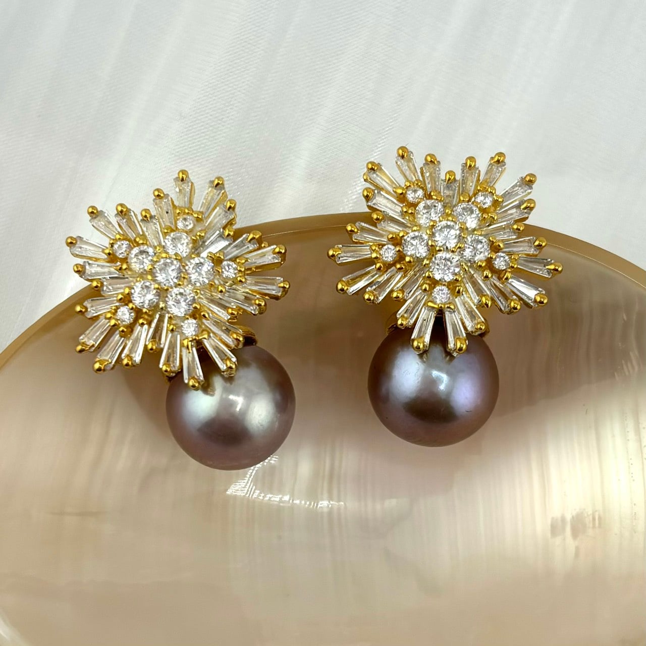 Bông Tai Khung Bạc Ý s925 Mạ Vàng Thật 18k Mặt Hoa Hướng Dương Nở Đính Ngọc Trai Tím 11mm Hạt Tròn Đẹp Grade AAA MADAME HIEN PEARLS BMVBTT011TV