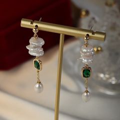Designer Jewelry Bông Tai Kim Bạc s925 Thả Tua Rua Ngọc Trai Tự Nhiên Retro Baroque Dài Phối Kim Ngọc Lục Bảo MADAME HIEN PEARLS Cho Nữ