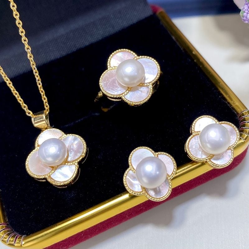 Bộ Set Ngọc Trai Vòng cổ + Nhẫn + Bông Tai Bộ Trang Sức Ngọc Trai Tự Nhiên Mặt Cỏ 4 Lá Trắng Xà Cừ Viền Vàng MADAME HIEN PEARLS SPS091