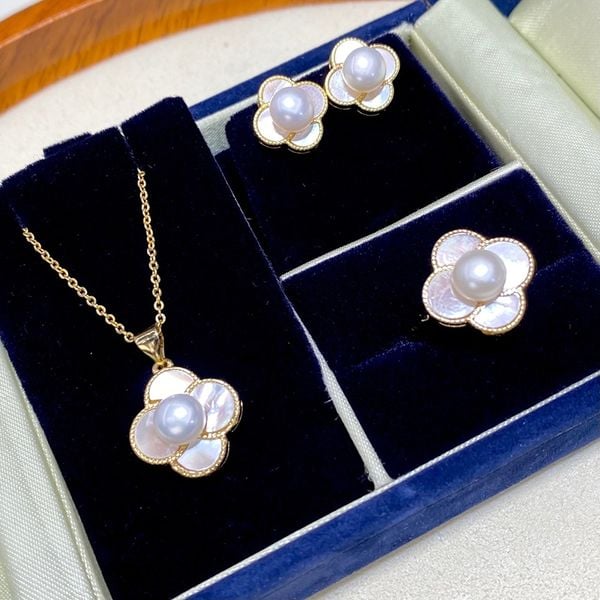 Bộ Set Ngọc Trai Vòng cổ + Nhẫn + Bông Tai Bộ Trang Sức Ngọc Trai Tự Nhiên Mặt Cỏ 4 Lá Trắng Xà Cừ Viền Vàng MADAME HIEN PEARLS SPS091