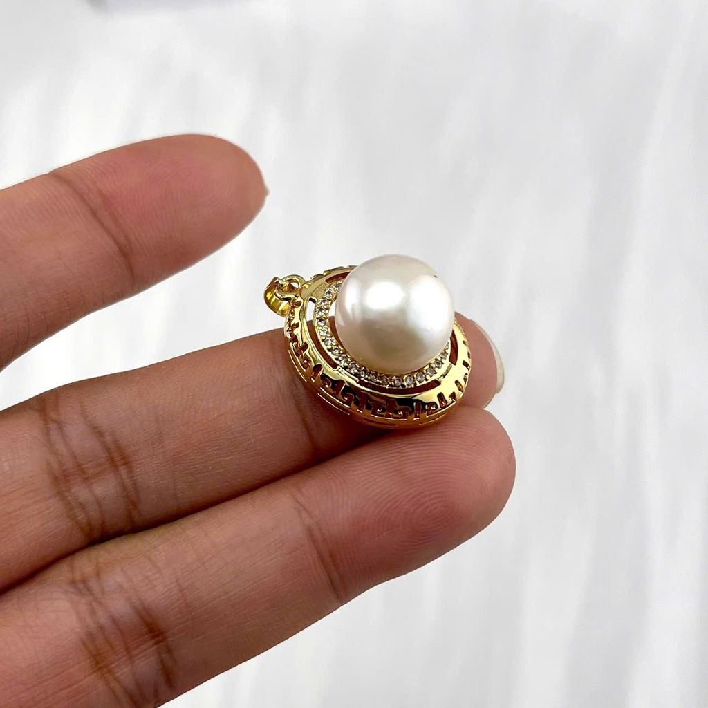 Mặt Dây Chuyền Ngọc Trai Tự Nhiên Khung Kim Sang Trọng Kích Thước Khủng Phong Cách Đại Gia MADAME HIEN PEARLS MT040