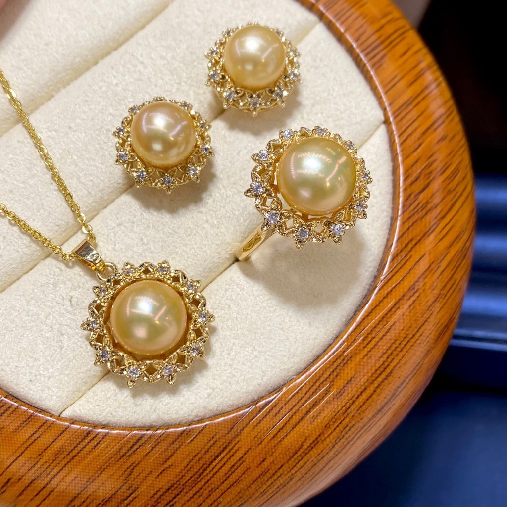 Bộ Set Ngọc Trai Vòng Cổ, Nhẫn và Bông Tai Bộ Trang Sức Ngọc Trai Màu Vàng Tự Nhiên Mặt Khảm Hoa Đính Đá Quý MADAME HIEN PEARLS