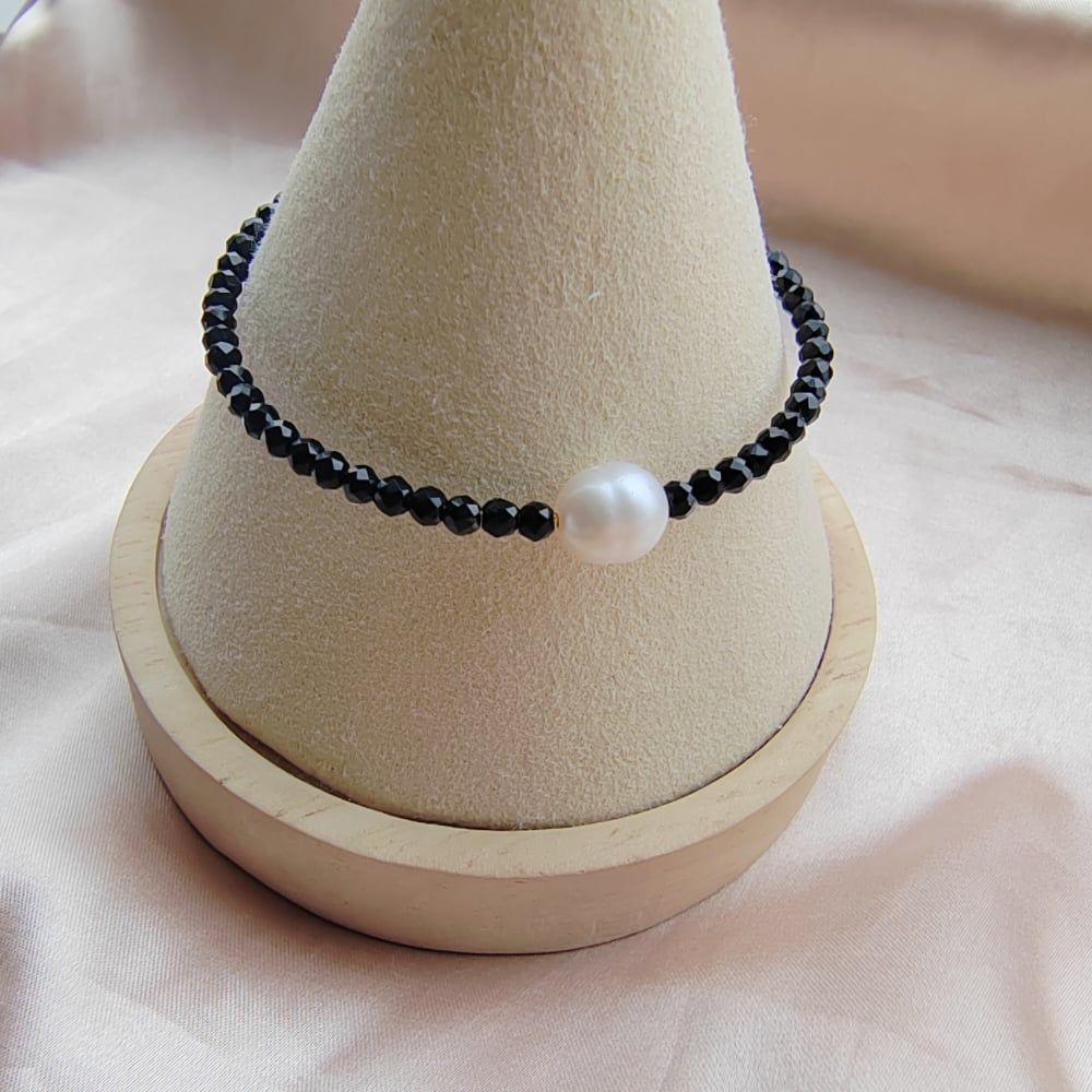 Vòng Tay Pha Lê Đen Mặt 1 Hạt Ngọc Trai Oval Tự Nhiên Kiểu Còng Cứng MADAME HIEN PEARLS Unisex Nam Nữ Freesize VTG032