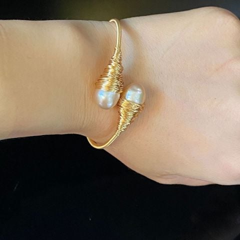 Designer Jewelry Vòng Tay Ngọc Trai Baroque Dạng Còng Cứng Đính 2 Hạt Ngọc Trai Baroque Quấn Kim Cá Tính MADAME HIEN PEARLS Unisex Nam Nữ VTB074