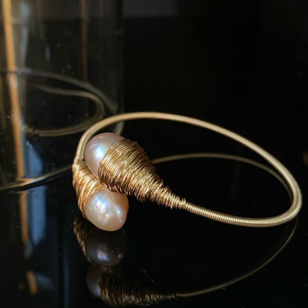 Designer Jewelry Vòng Tay Ngọc Trai Baroque Dạng Còng Cứng Đính 2 Hạt Ngọc Trai Baroque Quấn Kim Cá Tính MADAME HIEN PEARLS Unisex Nam Nữ VTB074