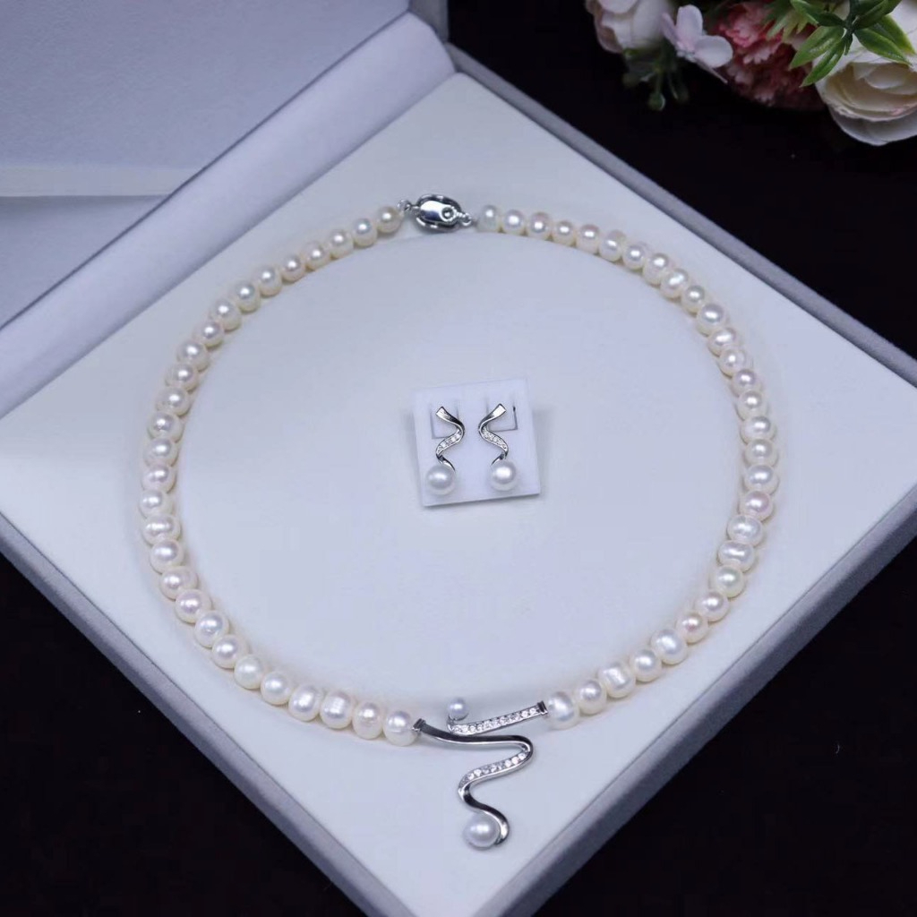 Bộ Set Ngọc Trai Vòng cổ và Vòng Tay Trắng Tự Nhiên Mặt Uốn Dáng Rắn MADAME HIEN PEARLS SCT039