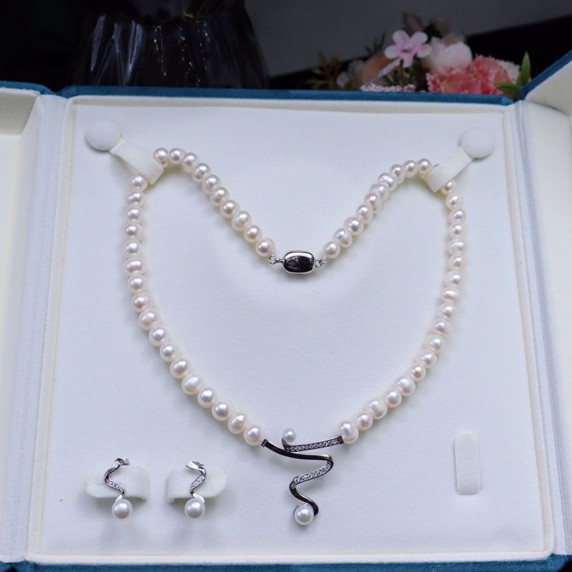 Bộ Set Ngọc Trai Vòng cổ và Vòng Tay Trắng Tự Nhiên Mặt Uốn Dáng Rắn MADAME HIEN PEARLS SCT039