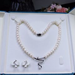 Bộ Set Ngọc Trai Vòng cổ và Vòng Tay Trắng Tự Nhiên Mặt Uốn Dáng Rắn MADAME HIEN PEARLS SCT039