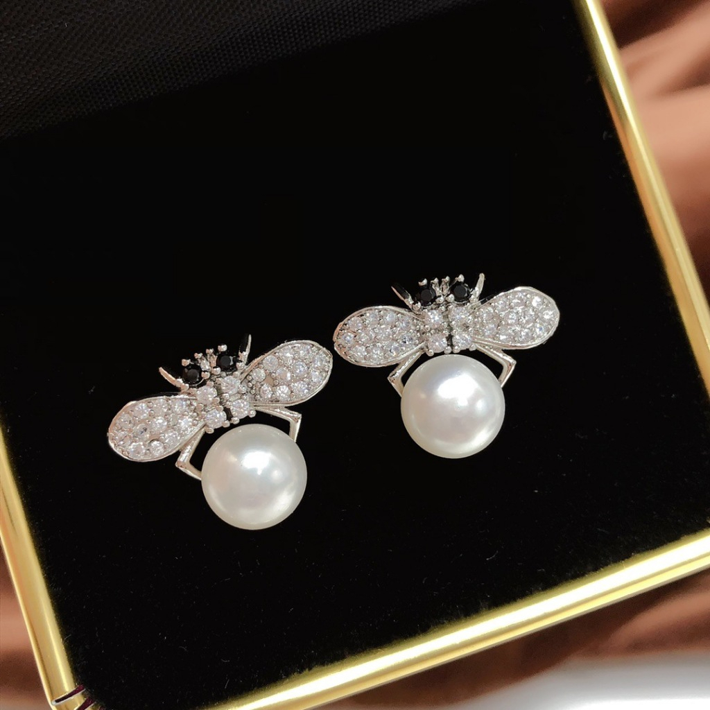 Bông Tai Ngọc Trai Nước Ngọt Tự Nhiên Dáng Ong Trắng Ngà Độc Đáo, Ấn Tượng MADAME HIEN PEARLS BTN126TR