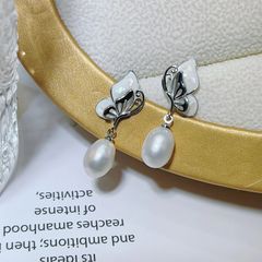 Bông tay Kim Bạc S925 Đính Ngọc Trai Tự Nhiên Cánh Bướm Xà Cừ MADAME HIEN PEARLS BTG037