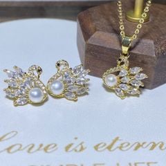 Bộ Trang Sức Bông Tai và Mặt Dây Chuyền Ngọc Trai Dáng Thiên Nga MADAME HIEN PEARLS SPS105