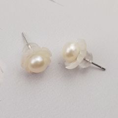 Bông Tai Ngọc Trai Tự Nhiên Dáng Hoa Mai Trắng 5 Cánh Vỏ Sò MADAME HIEN PEARLS Cho Nữ BTN246