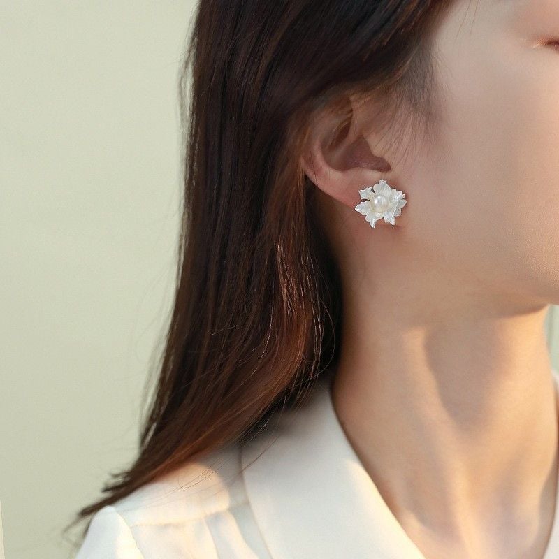 Bông Tai Ngọc Trai Dáng Hoa Trắng Tinh Mềm Mại Tinh Xảo MADAME HIEN PEARLS Sang Trọng Cho Nữ BTN249