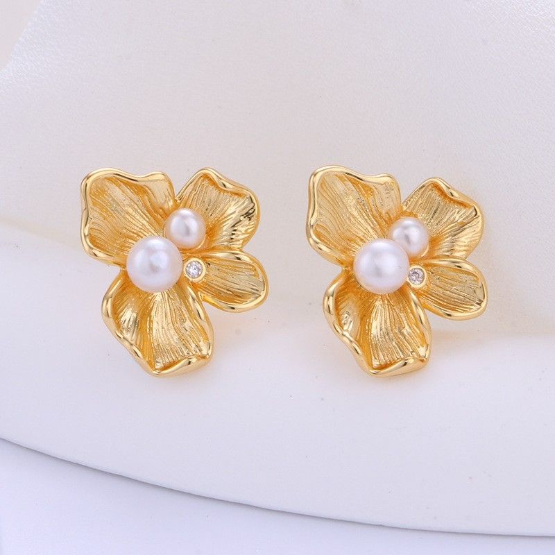 Bông Tai Ngọc Trai Tự Nhiên Dáng Hoa Vàng Sang Trọng MADAME HIEN PEARLS Cho Nữ BTN271