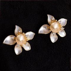 Bông Tai Mặt Ngọc Trai Tự Nhiên Hoa Trà 5 Cánh 3D Sang Trọng MADAME HIEN PEARLS Cho Nữ BTN283