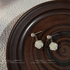 Bông Tai Ngọc Trai Tự Nhiên Kim Bạc S925 Dáng Hoa Hồng MADAME HIEN PEARLS BTN090