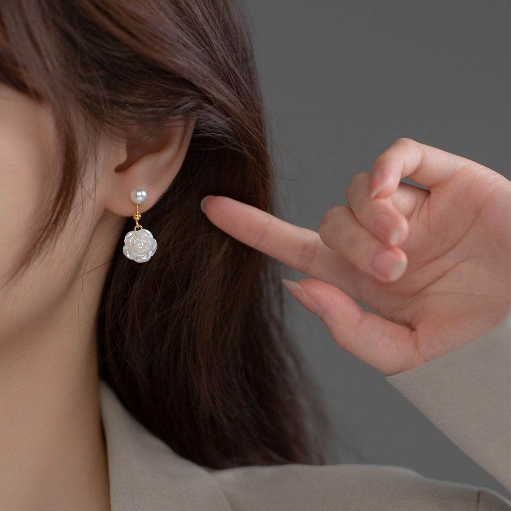 Bông Tai Ngọc Trai Tự Nhiên Kim Bạc S925 Dáng Hoa Hồng MADAME HIEN PEARLS BTN090