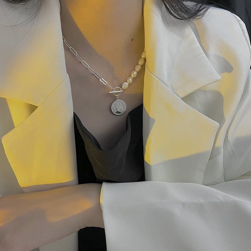 Vòng Cổ Ngọc Trai Mặt Đồng Xu Nữ Hoàng Phối Dây Chuyền Bạc Thời Trang Nam Tính MADAME HIEN PEARLS CB019