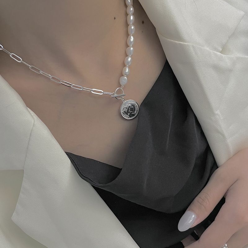 Vòng Cổ Ngọc Trai Mặt Đồng Xu Nữ Hoàng Phối Dây Chuyền Bạc Thời Trang Nam Tính MADAME HIEN PEARLS CB019