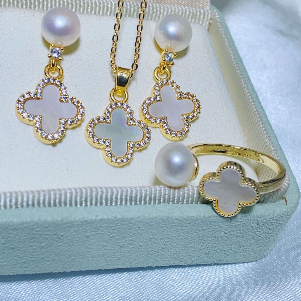 Bộ Set Ngọc Trai Vòng cổ, Nhẫn và Bông Tai Bộ Trang Sức Ngọc Trai Tự Nhiên Khung Cỏ 4 Lá Van Cleef Hoạ Tiết LV Trắng Sang Trọng MADAME HIEN PEARLS Cho Nữ SPS108