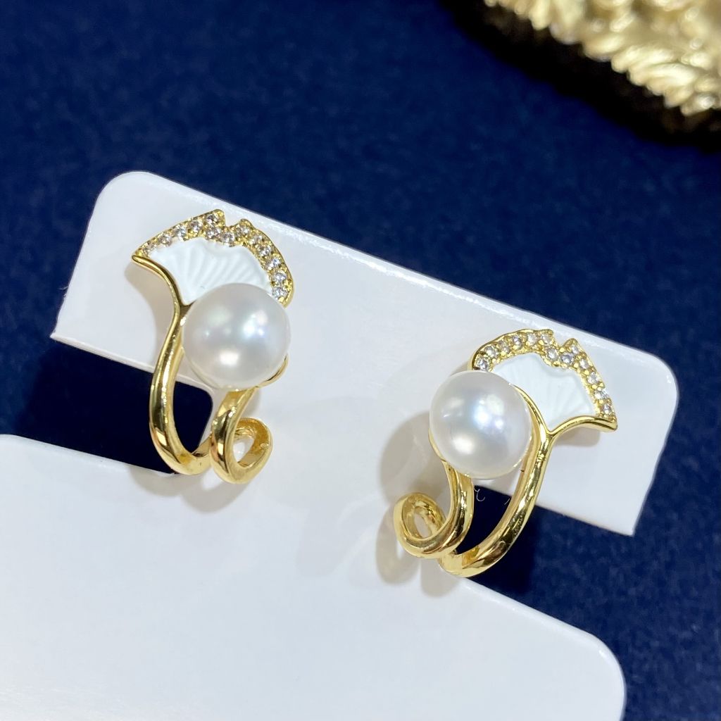 Bông Tai Ngọc Trai Tự Nhiên Dáng Lá Ginkgo Bạch Quả Ôm Viền Tai Sành Điệu Hiện Đại MADAME HIEN PEARLS BTN153