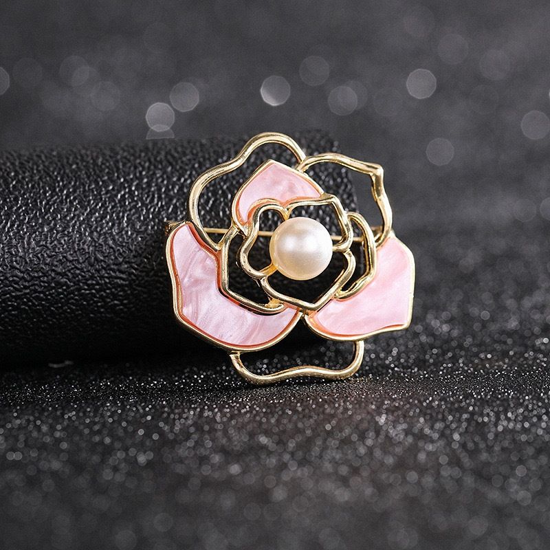 Ghim Cài Áo Hoa Trà Cẩn Vỏ Xà Cừ Đính Hạt Trai Tự Nhiên MADAME HIEN PEARLS Thanh Lịch PKC001