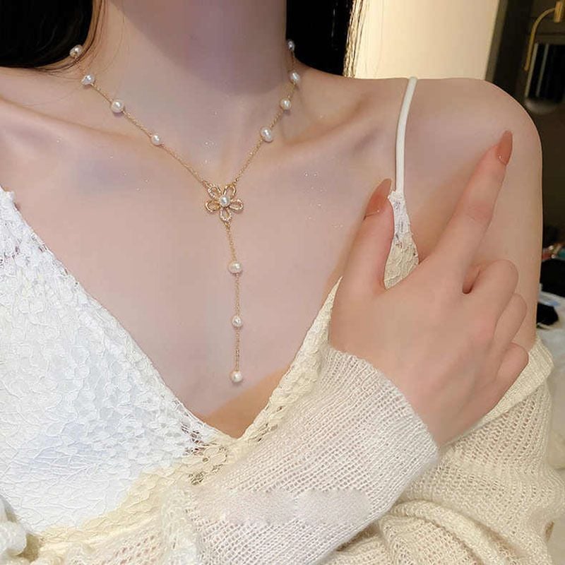 Vòng Cổ Dây Chuyền Điểm Hạt Ngọc Trai Tự Nhiên Mặt Hoa 5 Cánh Nối Tua Rua Dài Sành Điệu MADAME HIEN PEARLS Cho Nữ CT067