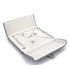 Hộp đựng bộ trang sức bằng nhung MADAME HIEN PEARLS 18cm x 18cm x 3cm sang trọng làm quà tặng PKG026