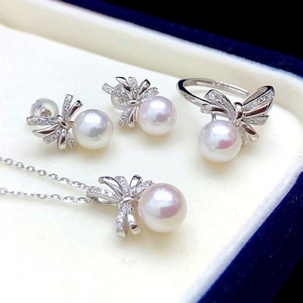 Bộ Set Trang Sức Ngọc Trai Dây Chuyền, Nhẫn Và Bông Tai Nơ Đáng Yêu MADAME HIEN PEARLS Cho Nữ SPS100