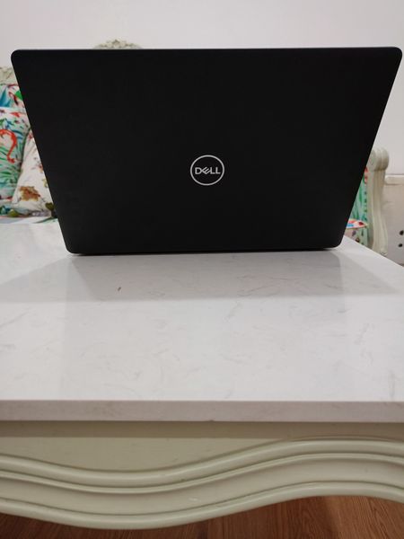 Máy laptop thương hiệu Dell