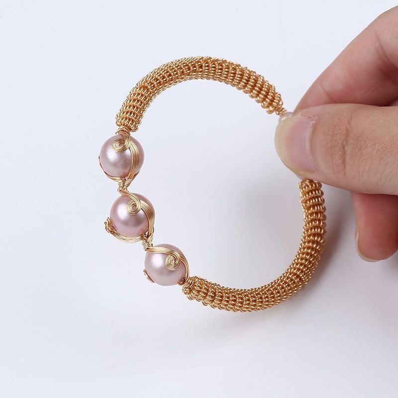 Designer Jewelry Vòng Tay Thiết Kế Kiểu Còng Cứng Phối 3 Hạt Ngọc Trai Tím Quấn Kim Ma Mị Cá Tính MADAME HIEN PEARLS Unisex Nam Nữ VTT070