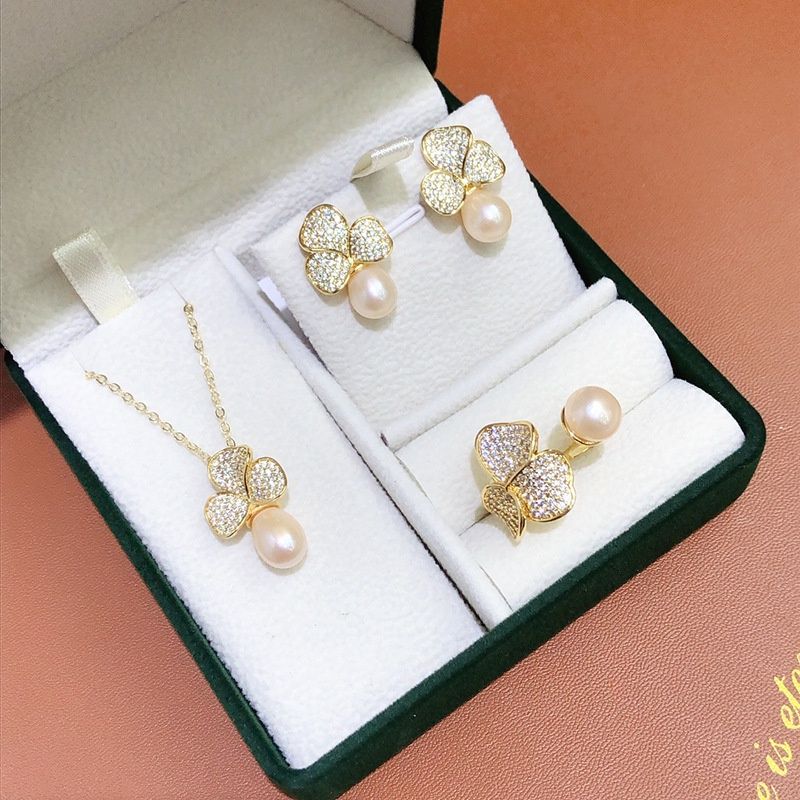 Bộ Set Ngọc Trai Dây chuyền, Nhẫn và Bông Tai Dáng Hoa 3 Cánh Thời Trang MADAME HIEN PEARLS Sang Trọng SPS024V