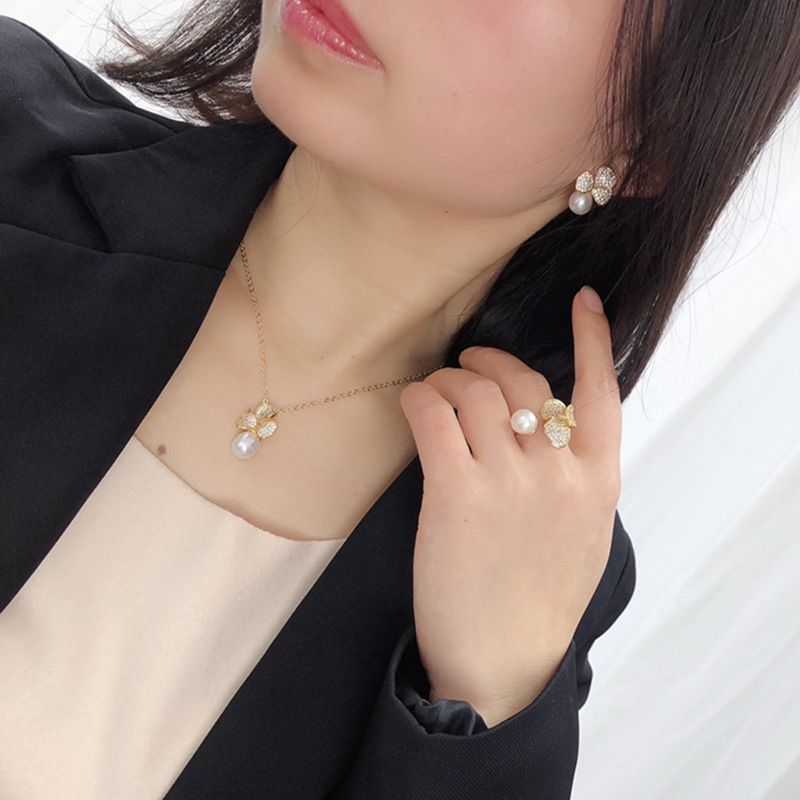 Bộ Set Ngọc Trai Dây chuyền, Nhẫn và Bông Tai Dáng Hoa 3 Cánh Thời Trang MADAME HIEN PEARLS Sang Trọng SPS024V