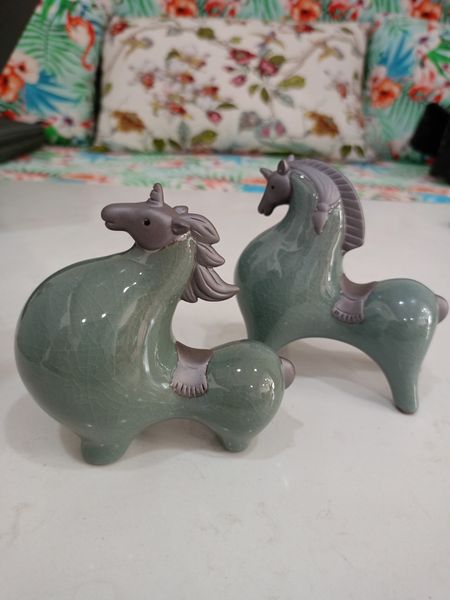 Tượng con ngựa xanh phong thủy trang trí phòng khách