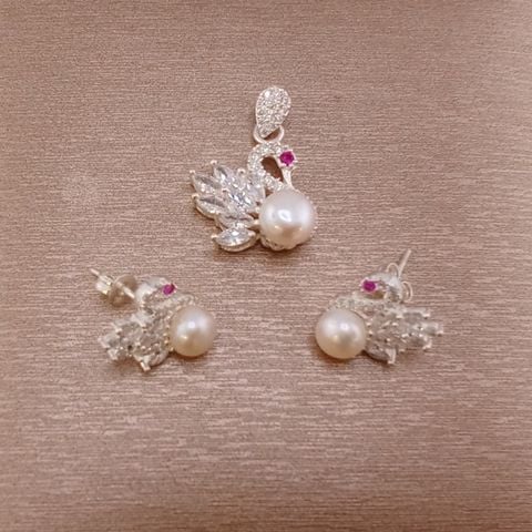 Bộ Bông Tai và Mặt dây chuyền Ngọc Trai Thiên Nga MADAME HIEN PEARLS Bạc Ta