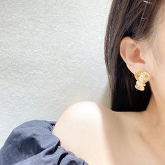 Bông Tai Kim Bạc s925 Đính Ngọc Trai Tự Nhiên Tạo Dáng Đoá Hoa Lãng Mạn MADAME HIEN PEARLS BTT094