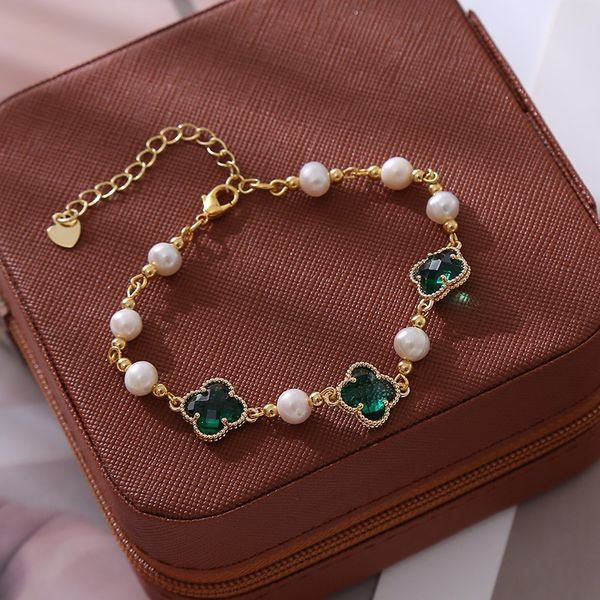 Vòng Tay Ngọc Trai Nước Ngọt Mặt 3 Hạt Ngọc Bích 4 Lá May Mắn Viền Vàng MADAME HIEN PEARLS VTT023