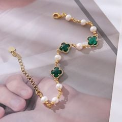 Vòng Tay Ngọc Trai Nước Ngọt Mặt 3 Hạt Ngọc Bích 4 Lá May Mắn Viền Vàng MADAME HIEN PEARLS VTT023