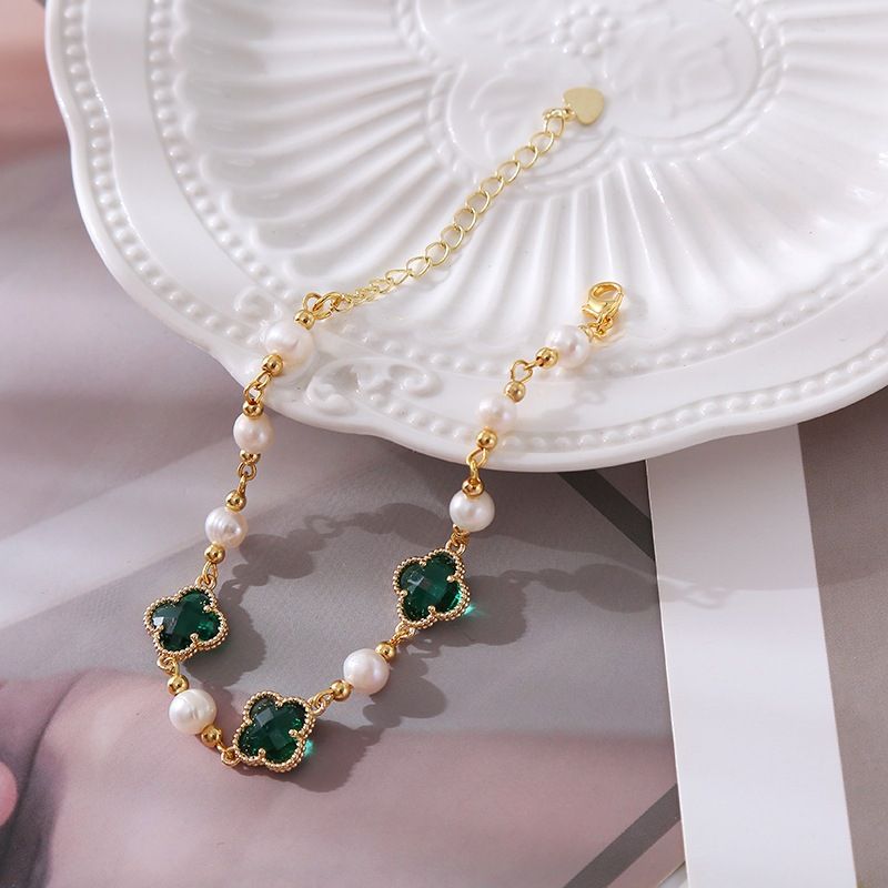 Vòng Tay Ngọc Trai Nước Ngọt Mặt 3 Hạt Ngọc Bích 4 Lá May Mắn Viền Vàng MADAME HIEN PEARLS VTT023