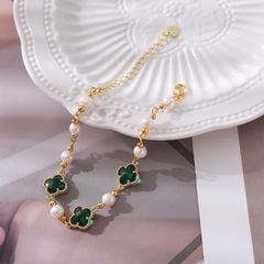 Vòng Tay Ngọc Trai Nước Ngọt Mặt 3 Hạt Ngọc Bích 4 Lá May Mắn Viền Vàng MADAME HIEN PEARLS VTT023