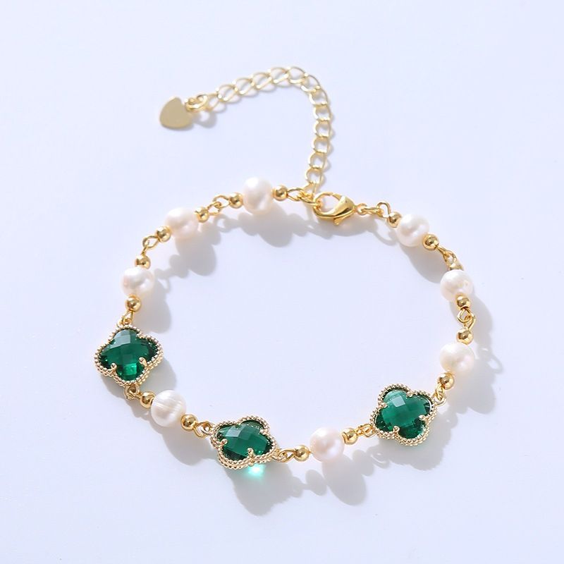 Vòng Tay Ngọc Trai Nước Ngọt Mặt 3 Hạt Ngọc Bích 4 Lá May Mắn Viền Vàng MADAME HIEN PEARLS VTT023
